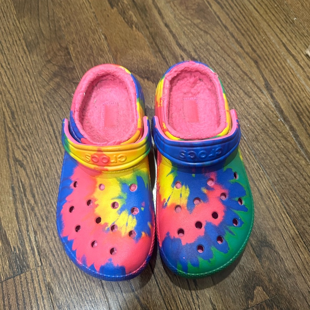 Tiedye fur crocs womens 7
